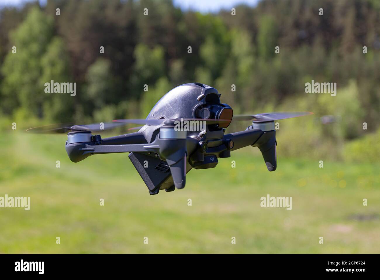 Moskau, 31. MAI 2021 : Eine neue DJI FPV-Drohne fliegt an einem sonnigen Tag auf Gras im Beckground. Vorderansicht Von Oben. Headless Quadcopter mit Digital 4K 60 Stockfoto