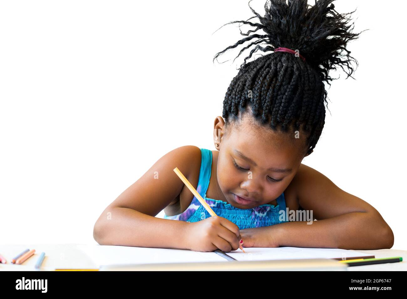 Nahaufnahme Porträt von niedlichen afrikanischen Kind mit Zöpfen Zeichnung mit kühlen Bleistift.isoliert auf weißem Hintergrund. Stockfoto