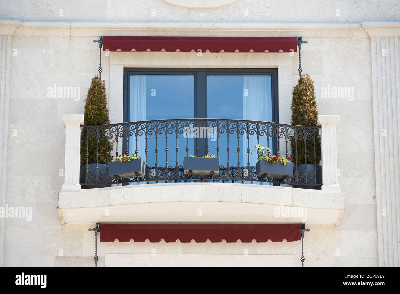 Der Balkon im Luxushaus ist mit Topfpflanzen dekoriert Stockfoto