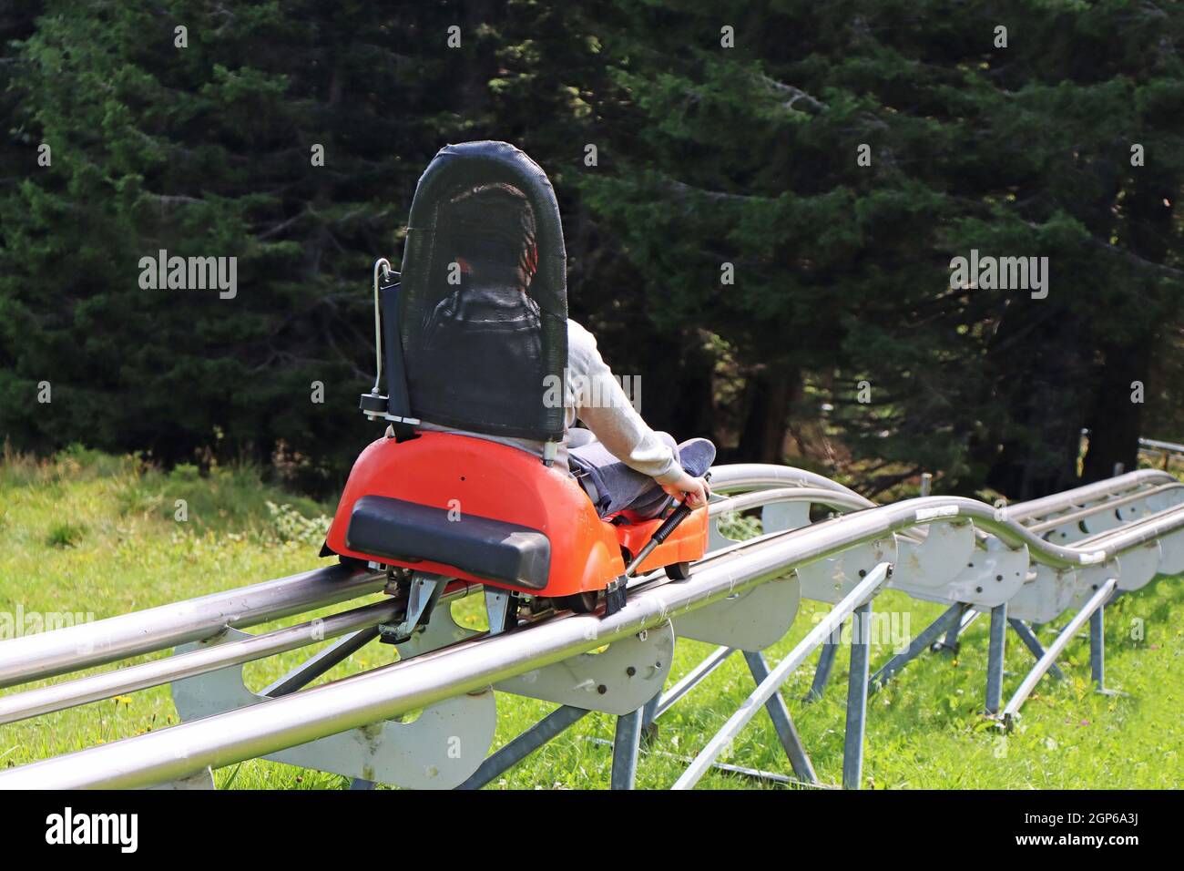 Kleiner Junge, der eine sommerliche Achterbahnfahrt in Rogla, Slowenien, genießt Stockfoto