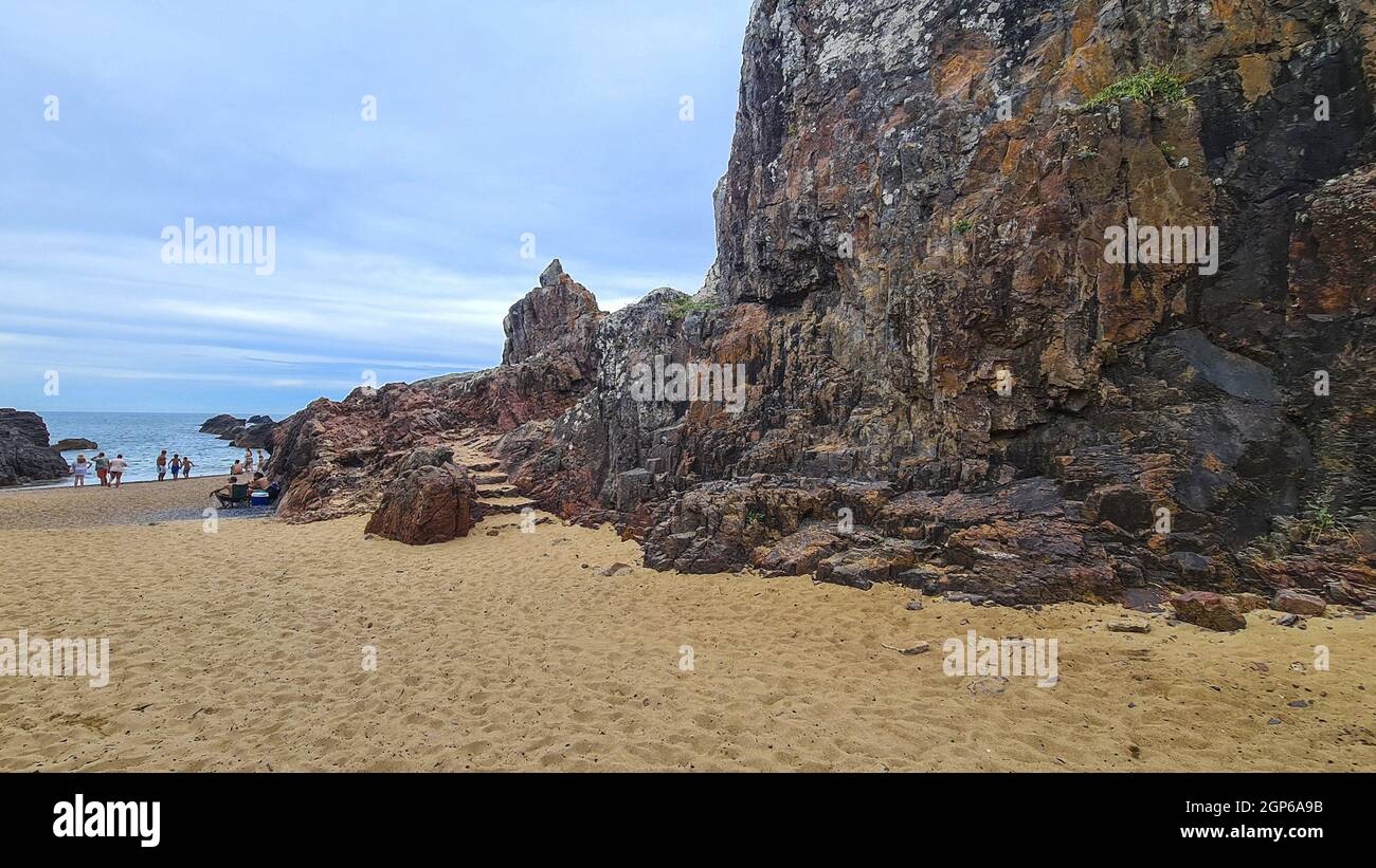 Felsige Strandlandschaft in Las grutas, punta ballena, uruguay Stockfoto