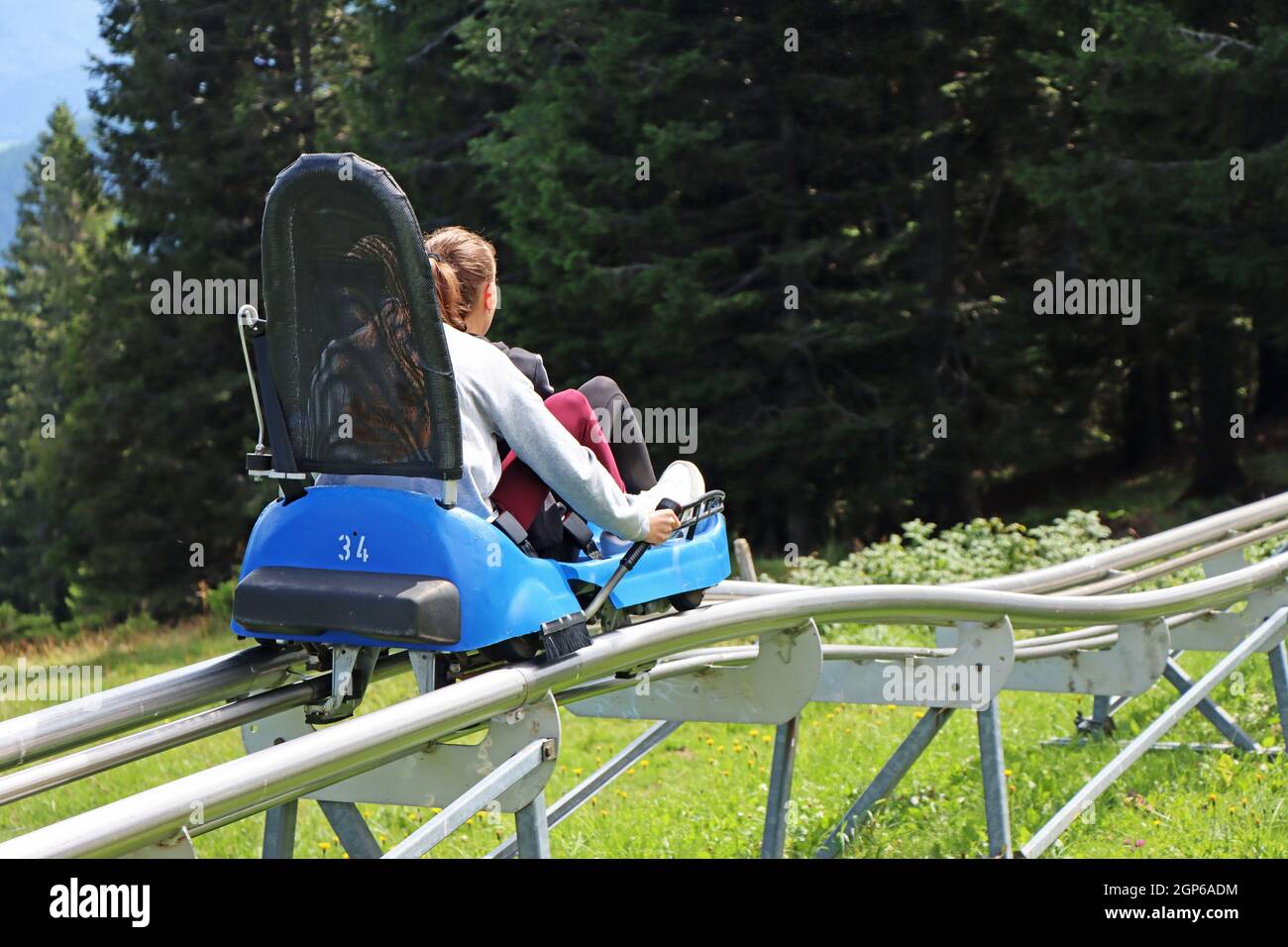 Zwei junge Mädchen genießen eine Sommer-Achterbahnfahrt in Rogla, Slowenien Stockfoto