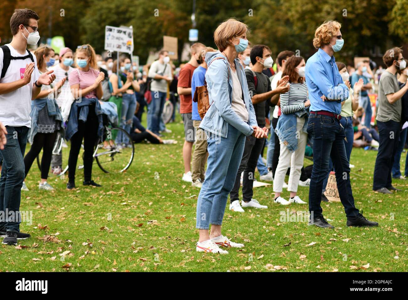 Heidelberg, Deutschland - 24. September 2021: Menschen, die während der Corona-Virus-Krise an der globalen Klimabrekendemonstration mit Gesichtsmasken teilnehmen Stockfoto