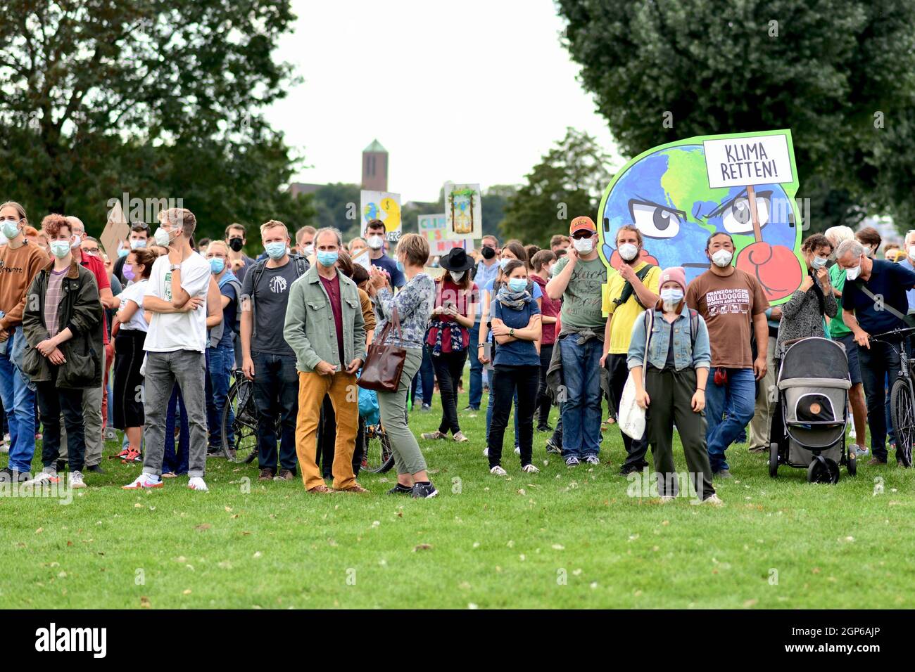 Heidelberg, Deutschland - 24. September 2021: Menschen, die an der Global Climate Strike Demonstration mit Gesichtsmasken teilnehmen Stockfoto
