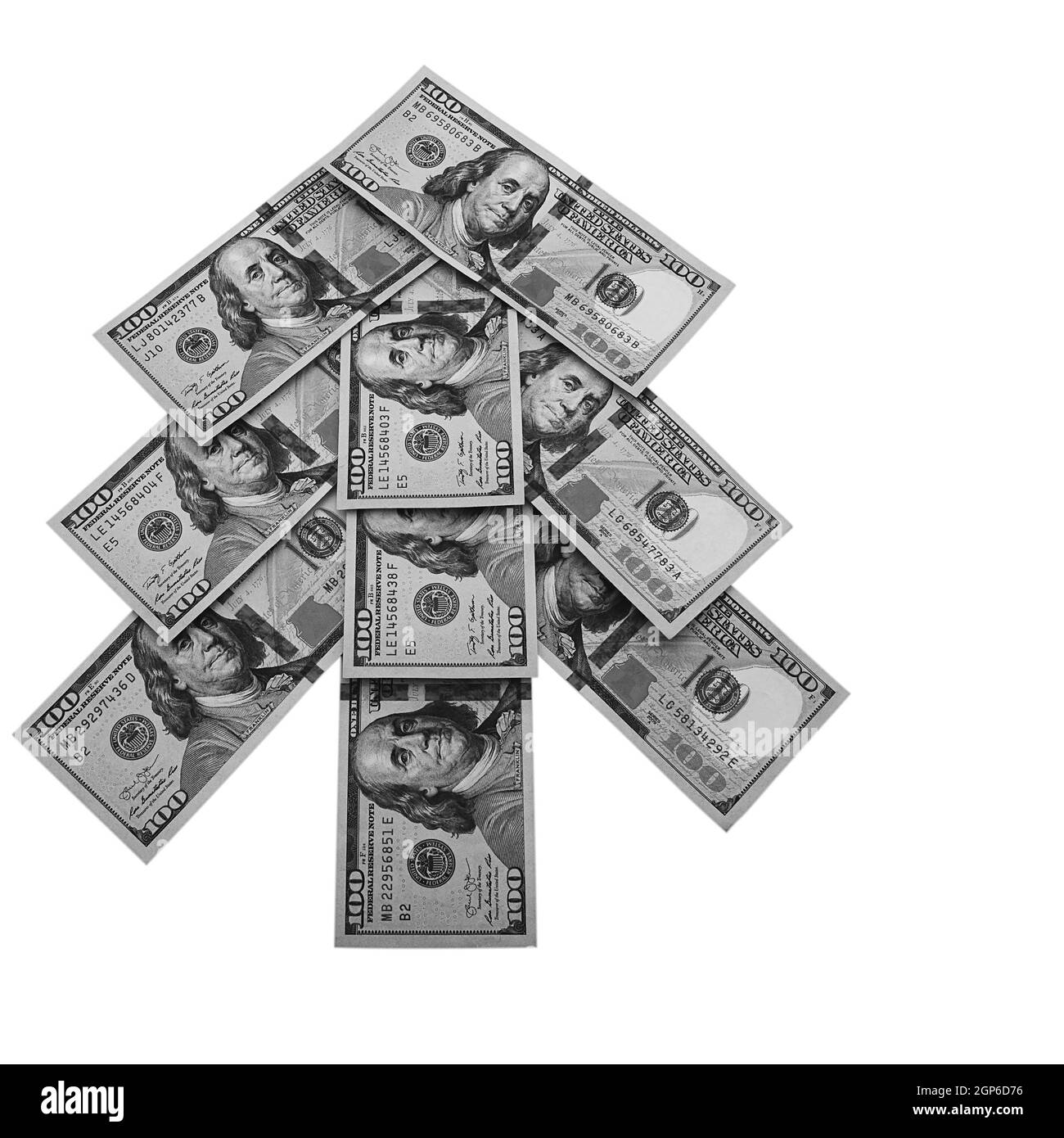 Bargeld hundert-Dollar-Scheine in Form eines Weihnachtsbaums. Isoliert auf weißem Hintergrund. Stockfoto