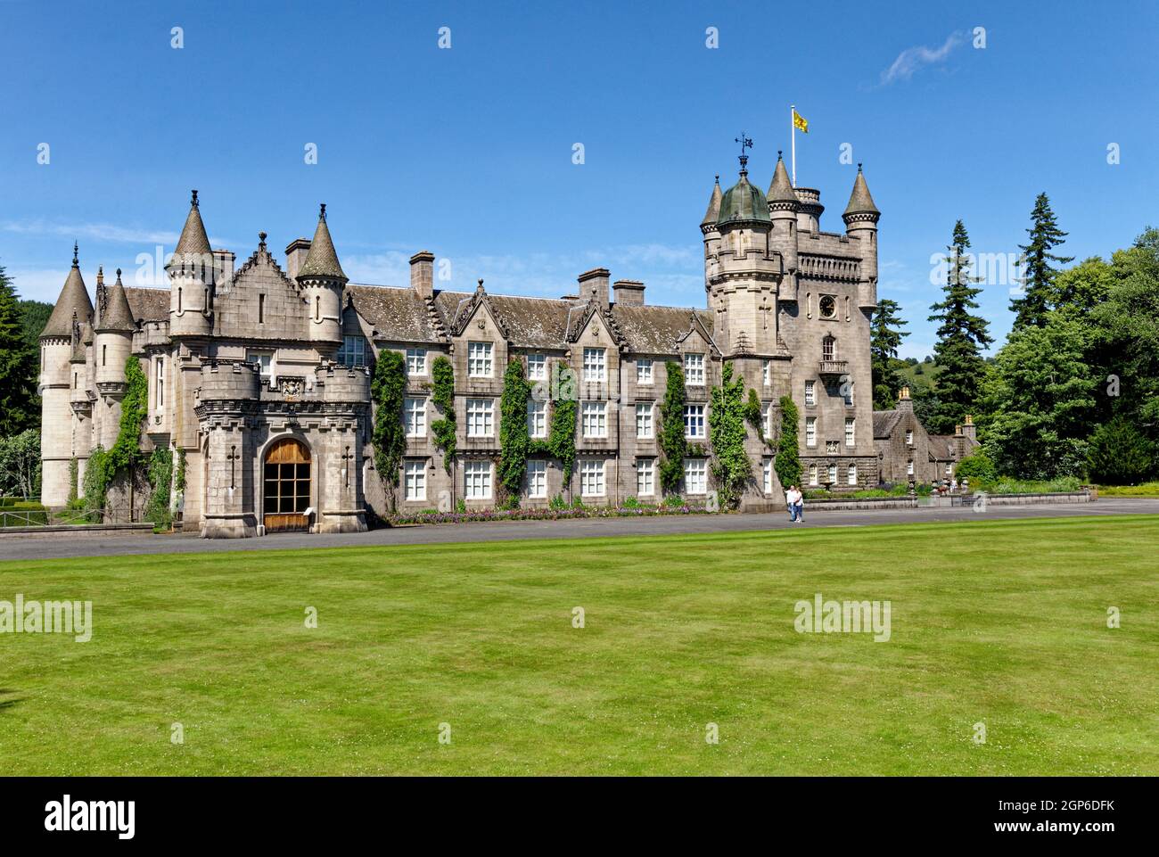 Balmoral Scottish Royal Scots baronial Revival style Castle and grounds in summer; Europe Great Britain, Scotland, Aberdeenshire, the Balmoral Castle, Stockfoto