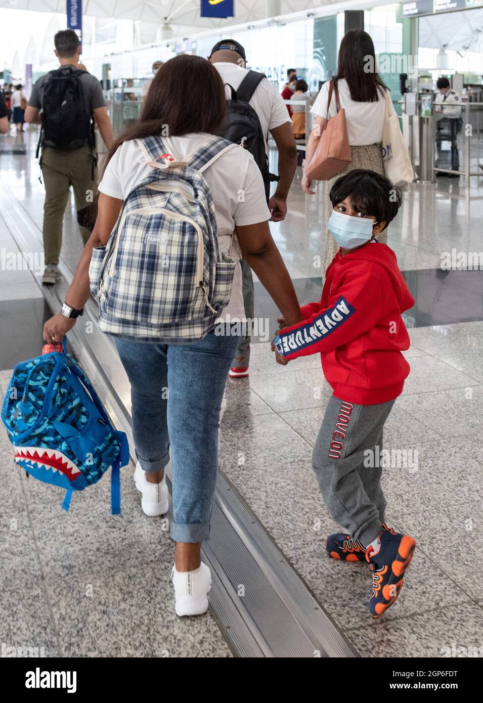 Hongkong, China. September 2021. Die Familie, die Edward Snowden versteckt hat, erhält in Kanada ein neues Zuhause. SUPUN THILINA KELLAPATHA, NADEEKA DILRUKSHI NONIS und die Kinder SETHUMDI und DINATH verlassen Hongkong. Die Snowden-Flüchtlinge werden voraussichtlich heute Nachmittag in Toronto landen. Im Jahr 2013 enthüllte Edward Snowden den Umfang der illegalen Überwachung, die von seinem ehemaligen Arbeitgeber, der NSA, durchgeführt wurde. Nach diesen Enthüllungen war er in Hongkong gestrandet. (Bild: © Jayne Russell/ZUMA Press Wire) Stockfoto