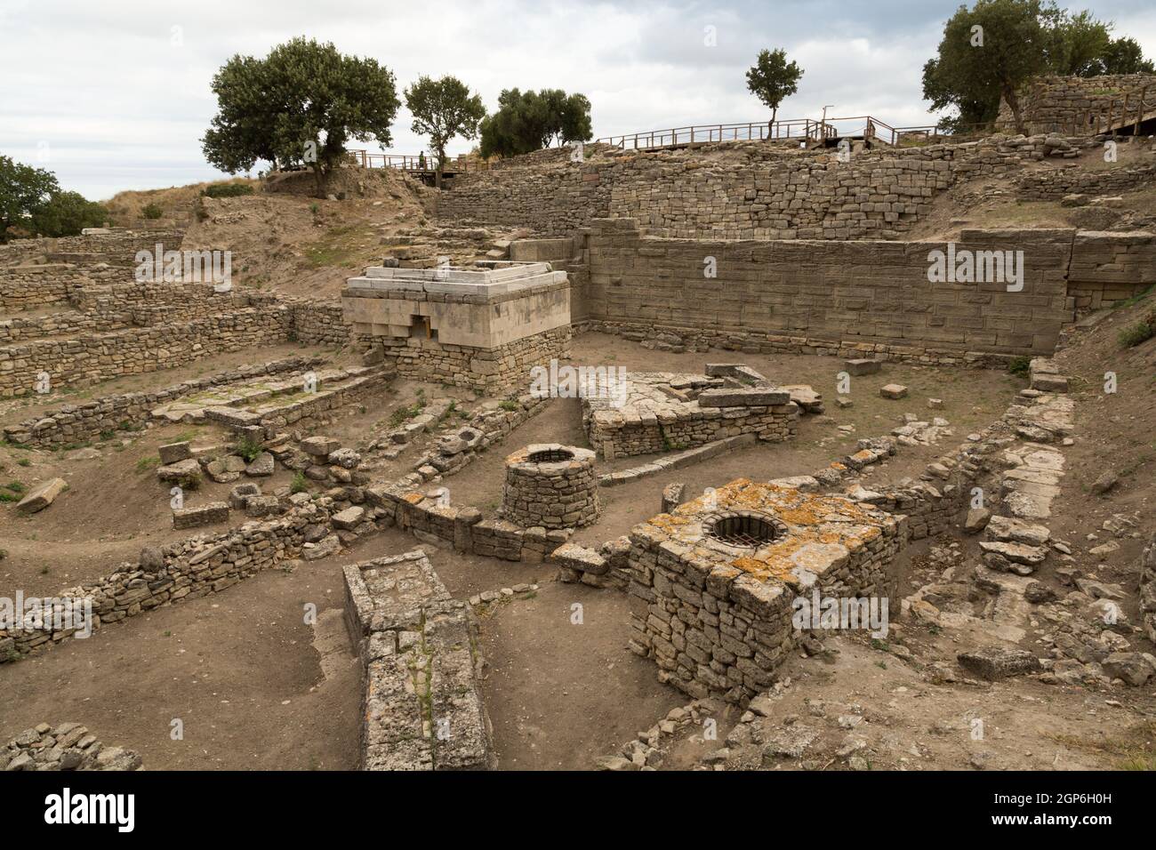 Ausgrabungen und rekonstruierte Arbeiten in der antiken Stadt Troja, die für das legendäre Trojanische Pferd und den Krieg berühmt ist, befinden sich in der Nähe der Stadt Tevfikiye in der Türkei. Stockfoto