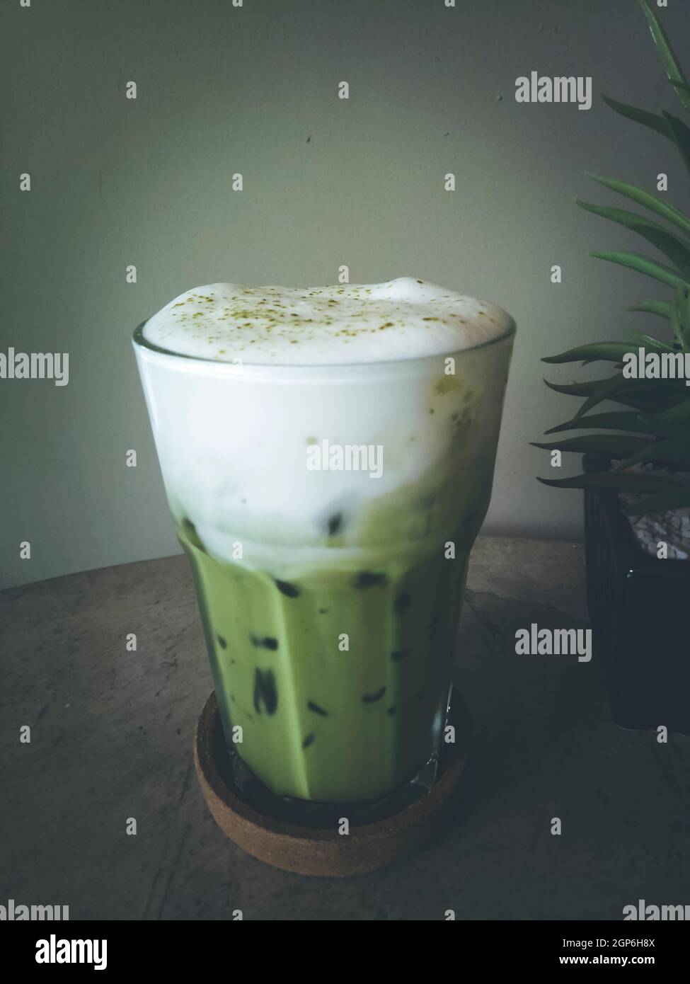 Eistee Grüner Tee Kaffee spät oder Matcha Tee & Espresso Fusion auf loft Beton Stockfoto