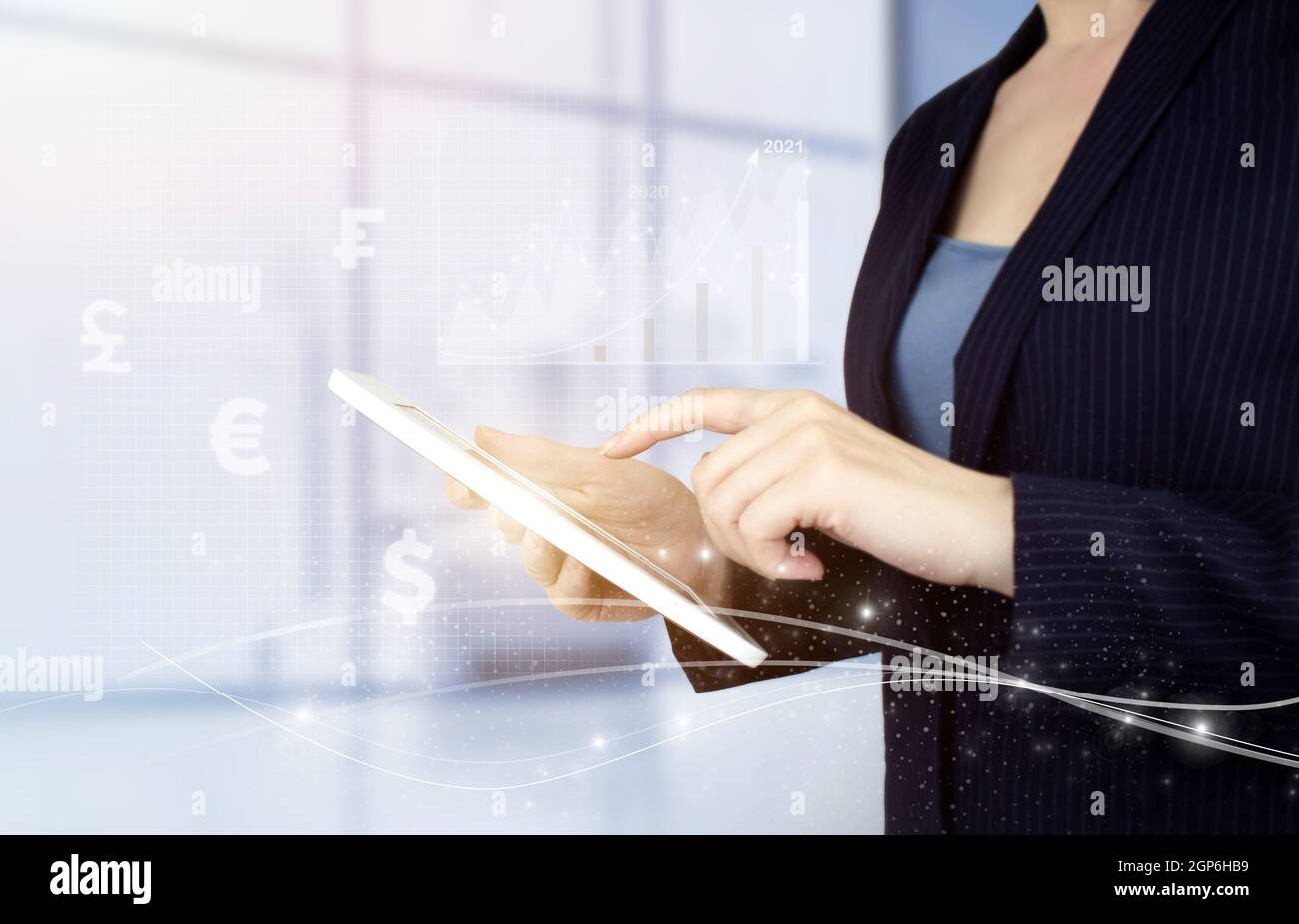 Investment Business Online-Konzept. Globaler Währungswechsel Konzept Hand berühren weißen Tablet mit digitalen Hologramm virtuelle Währung, Finanzzeichen. V Stockfoto