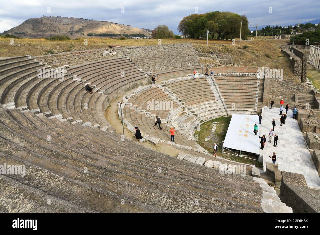 Das griechische Amphitheater am Asklepieion von Pergamon, einem antiken griechischen Heiltempel (erstes Krankenhaus), in der Nähe von Bergama, Türkei. Stockfoto