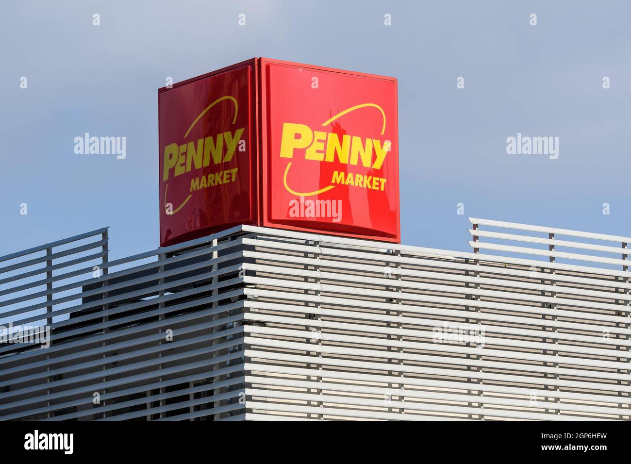 Bukarest, Rumänien, 2. Februar 2019 - Schild mit dem Logo des Penny Market Supermarkts am Eingang eines Ladens in Bukarest Stockfoto