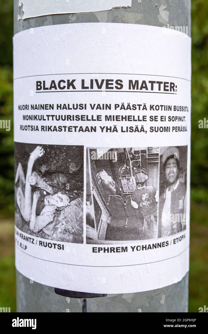 Rassistisches Anti-BLM-Poster auf einem Laternenposten in Keskuspuisto, Helsinki, Finnland Stockfoto