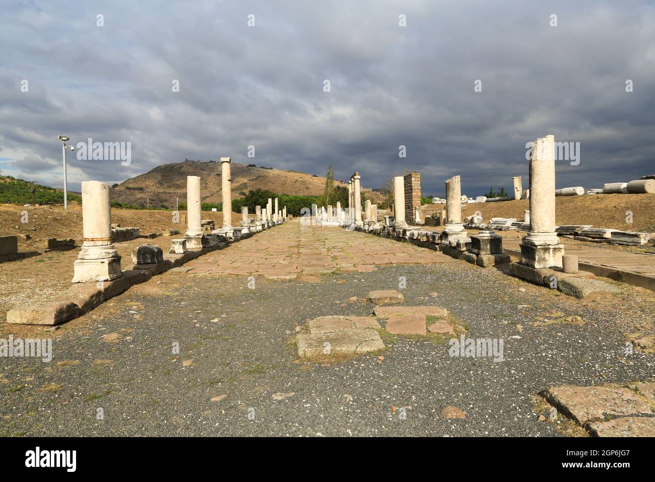 Doppelkolonnade, die den Ort des Asklepieion von Pergamon verlässt, einem antiken griechischen Heiltempel (erstes Krankenhaus), der sich in der Nähe von Bergama, Türkei, befindet. Stockfoto