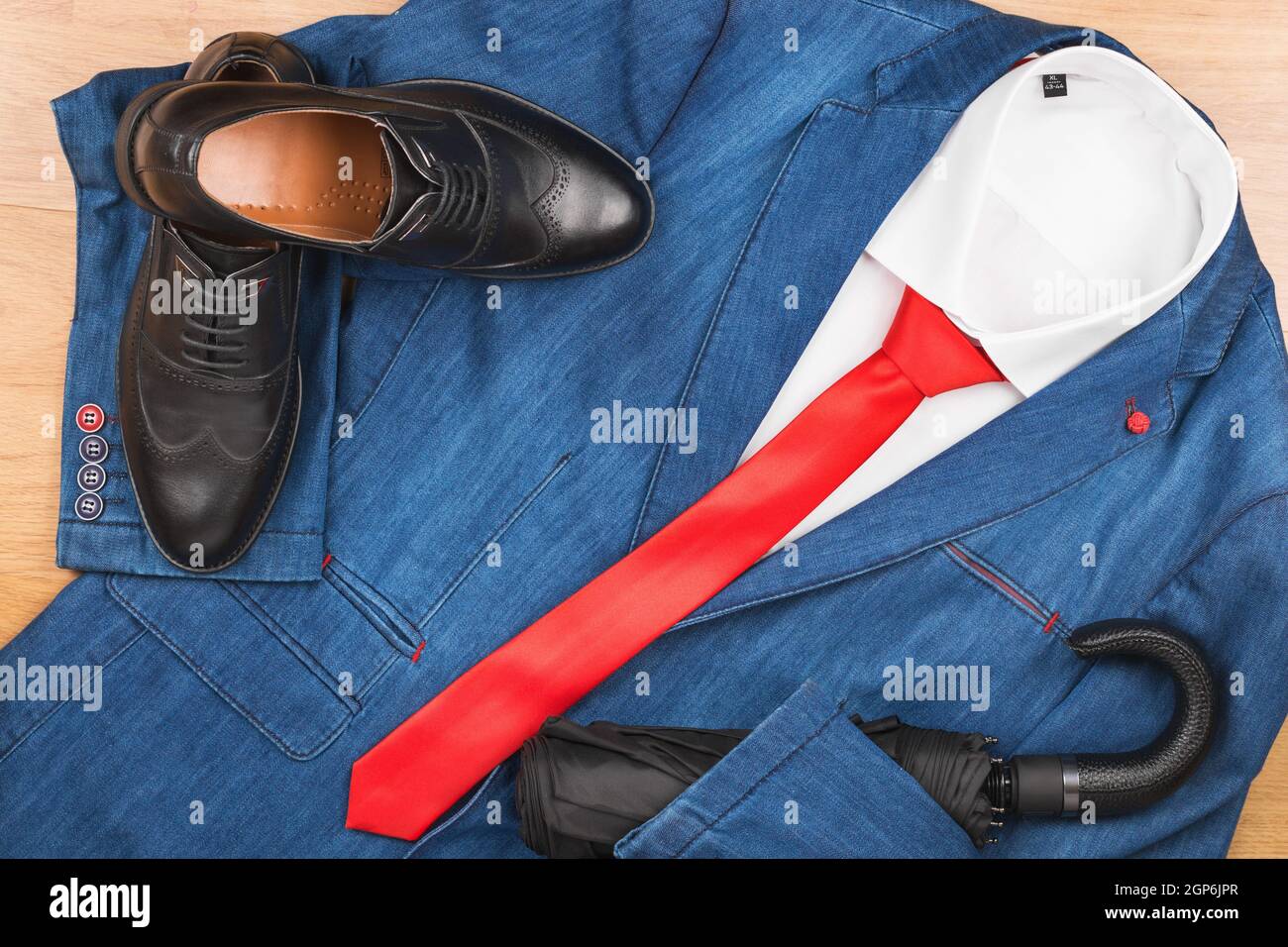 Jeansjacke und rote Krawatte, Schuh und Regenschirm, Herrenmode, mit Platz für Ihren Text Stockfoto