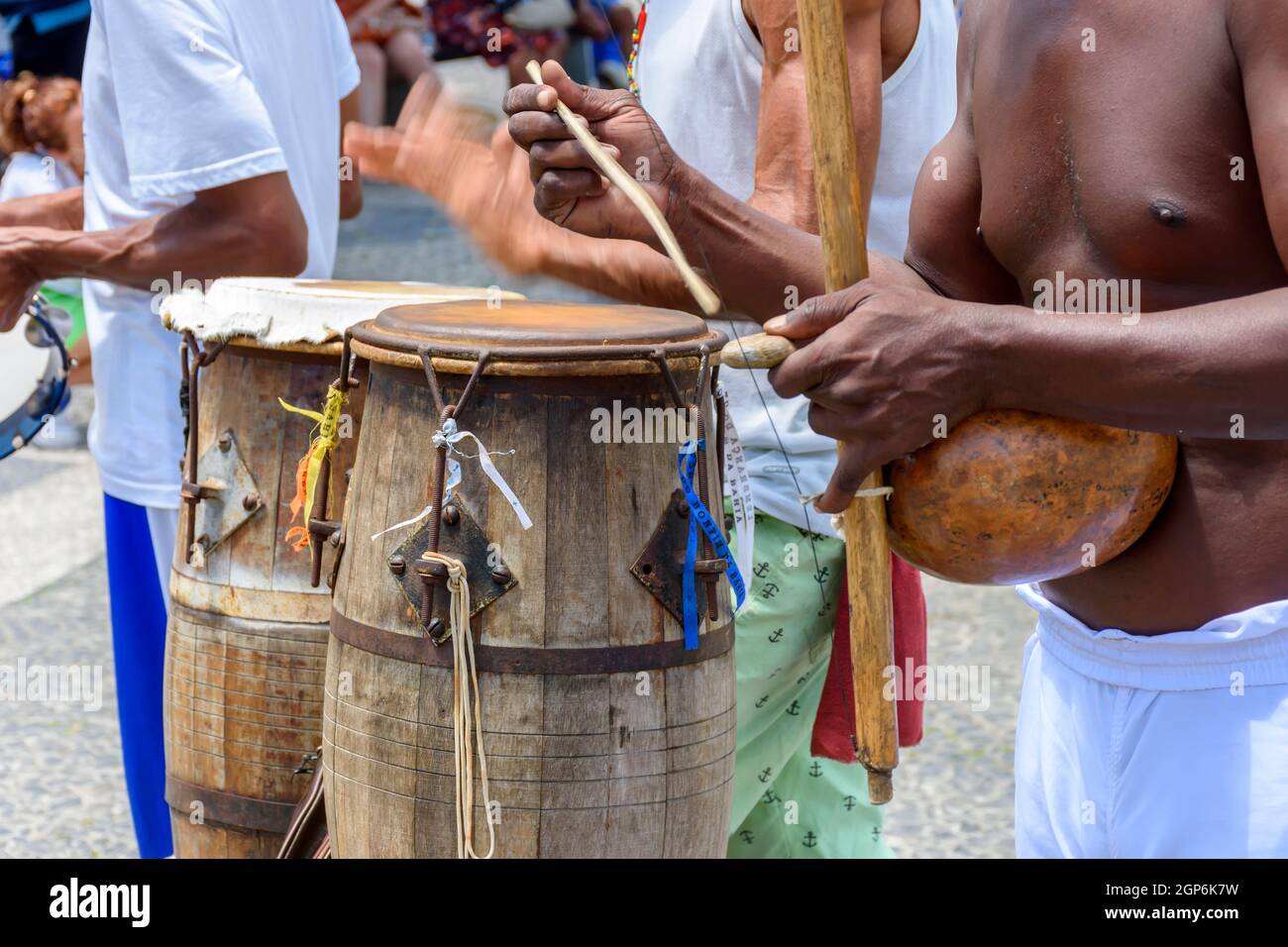 Capoeira und seine Musikinstrumente Präsentation auf den Straßen von Pelourinhin in Salvador, Bahia Stockfoto