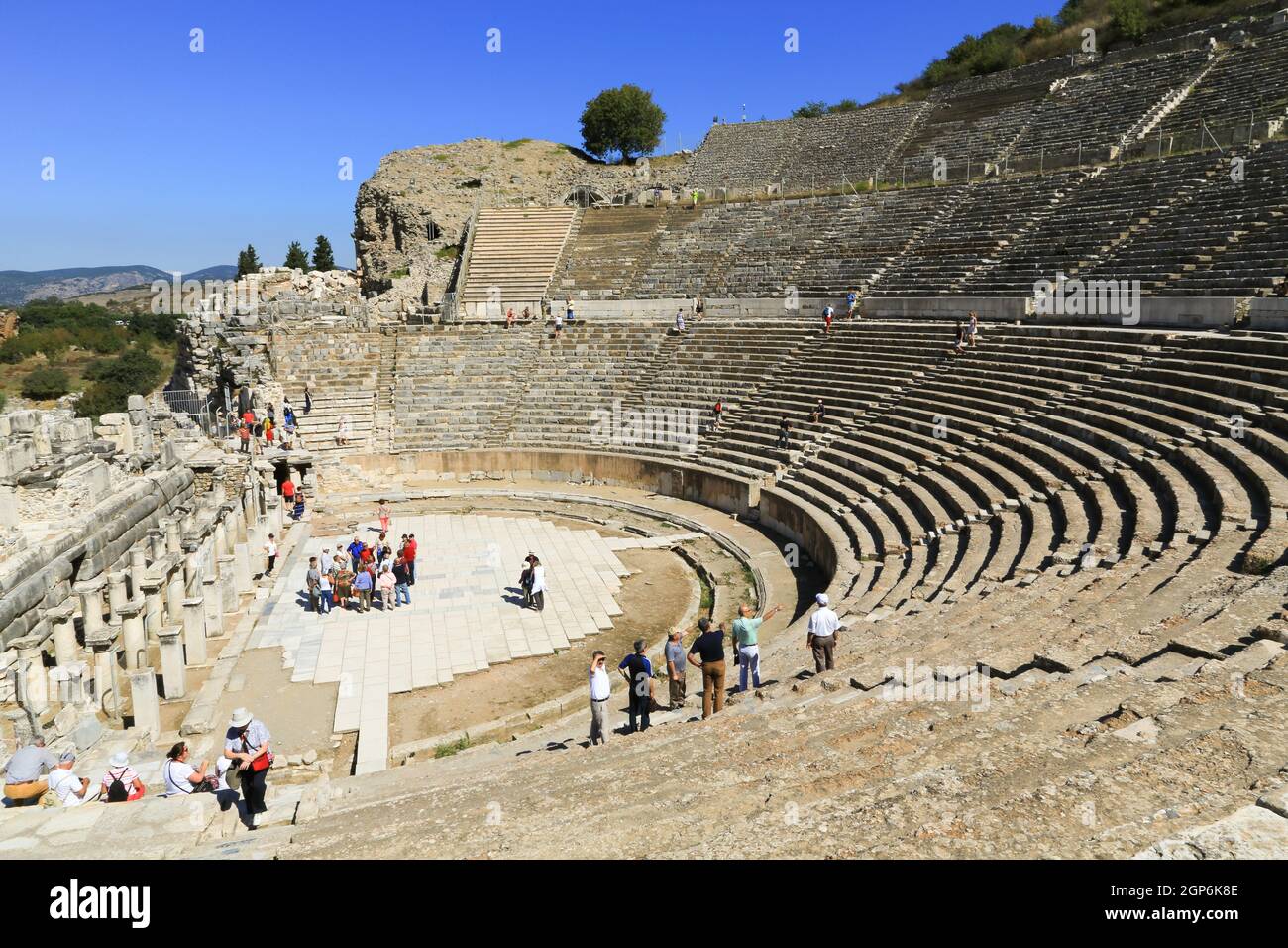 Blick auf das große Theater von Ephesus von der Südseite. Ursprünglich im dritten Jahrhundert v. Chr. erbaut, wurde es später von den Römern auf Platz 25,000 erweitert. Stockfoto