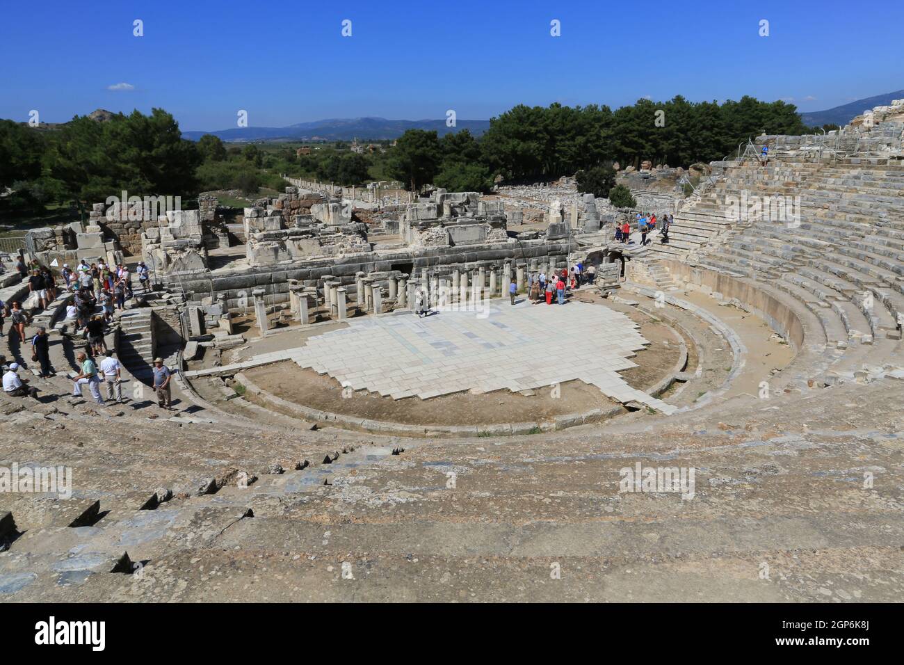 Blick auf das große Theater von Ephesus in nordwestlicher Richtung. Ursprünglich im dritten Jahrhundert v. Chr. erbaut, wurde es später von den Römern auf Platz 25,000 erweitert. Stockfoto
