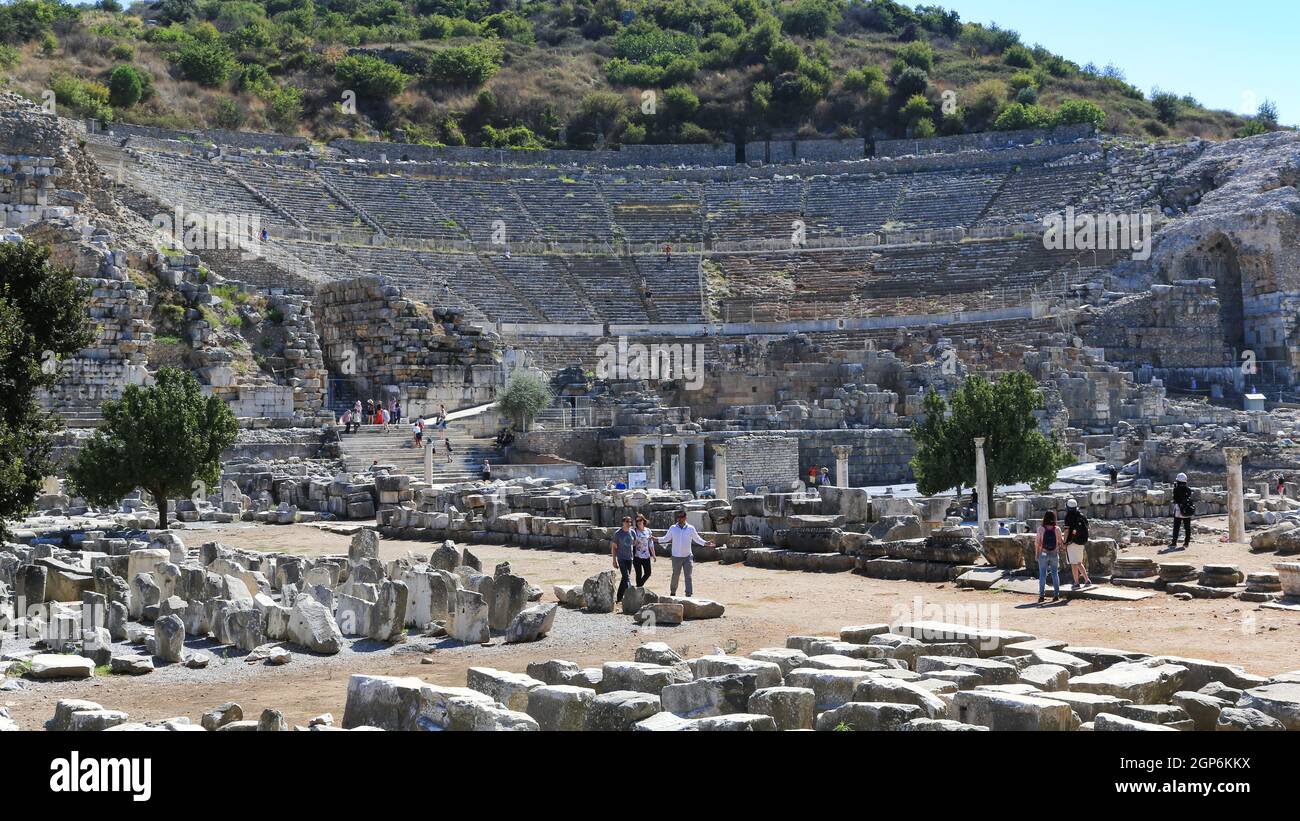 Blick auf das große Theater von Ephesus in südöstlicher Richtung. Ursprünglich im dritten Jahrhundert v. Chr. erbaut, wurde es später von den Römern auf Platz 25,000 erweitert. Stockfoto