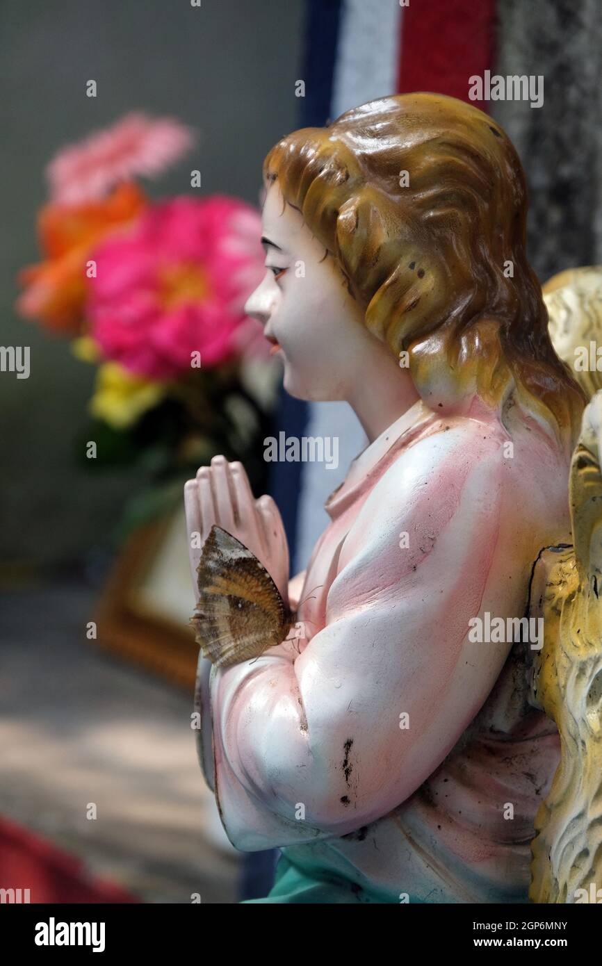Engel am Grab des kroatischen Jesuitenmissionars Ante Gabric hinter der katholischen Kirche in Kumrokhali, Westbengalen, Indien Stockfoto