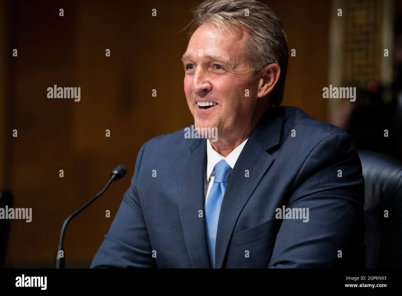 Washington, Vereinigte Staaten. September 2021. Jeffry Lane Flake erscheint am Dienstag, den 28. September 2021, vor einer Anhörung des Senatsausschusses für Auswärtige Beziehungen wegen seiner Ernennung zum Botschafter in der Republik Türkei im Dirksen Senatsbüro in Washington, DC. Kredit: Rod Lampey/CNP/dpa/Alamy Live Nachrichten Stockfoto