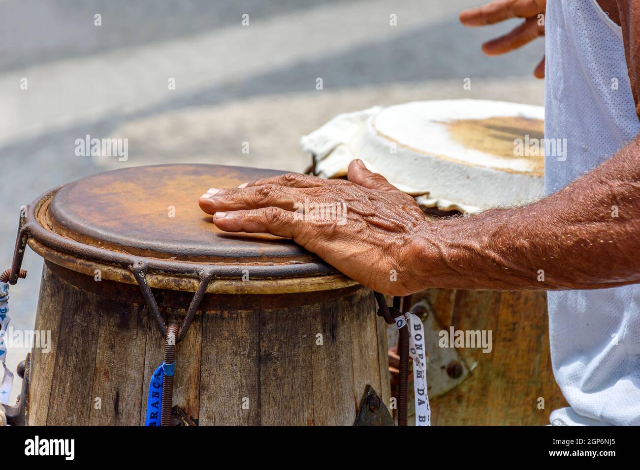 Musiker, der ein traditionelles brasilianisches Schlagzeuginstrument namens Atabaque während einer Capoeira-Performance auf den Straßen von Pelourinhous in Salvador spielt, Stockfoto