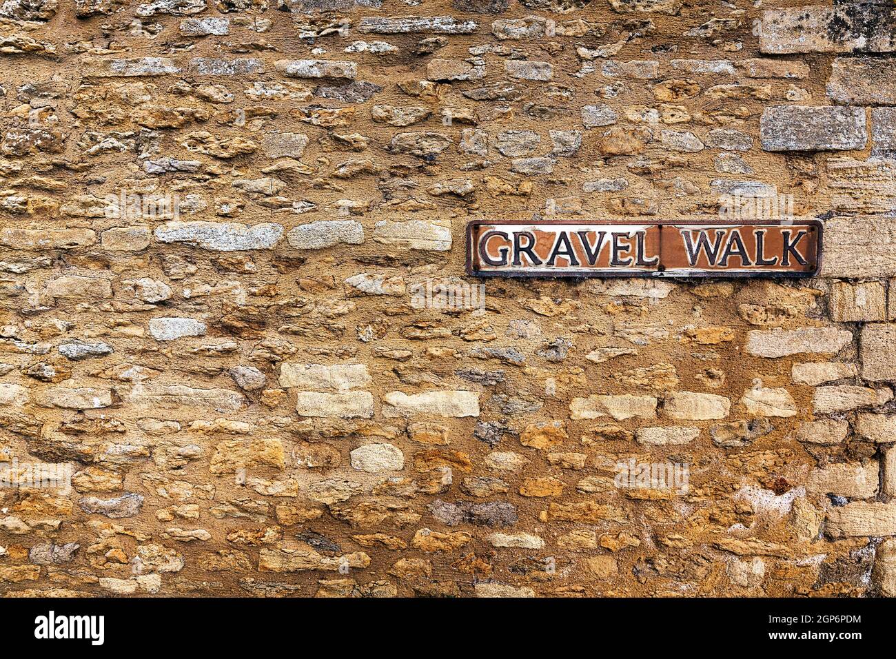 Verwitterte Wand, Naturstein, mit Schild Gravel Walk, Schotterweg, Peterborough, Cambridgeshire, England, Großbritannien Stockfoto