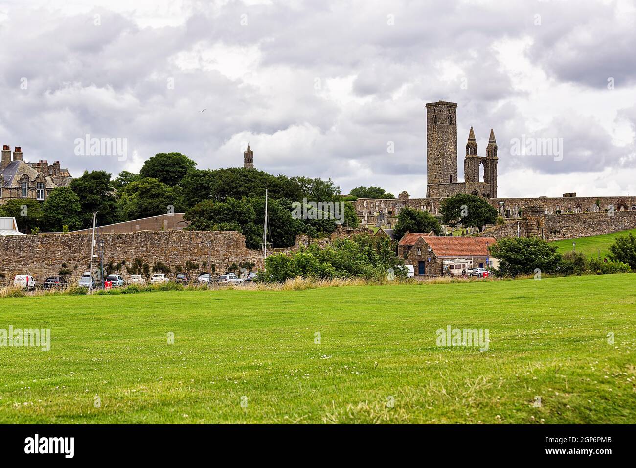 Blick auf das Dorf St Andrews mit den Ruinen der Kathedrale, St Andrews, Fife, Schottland, Vereinigtes Königreich Stockfoto