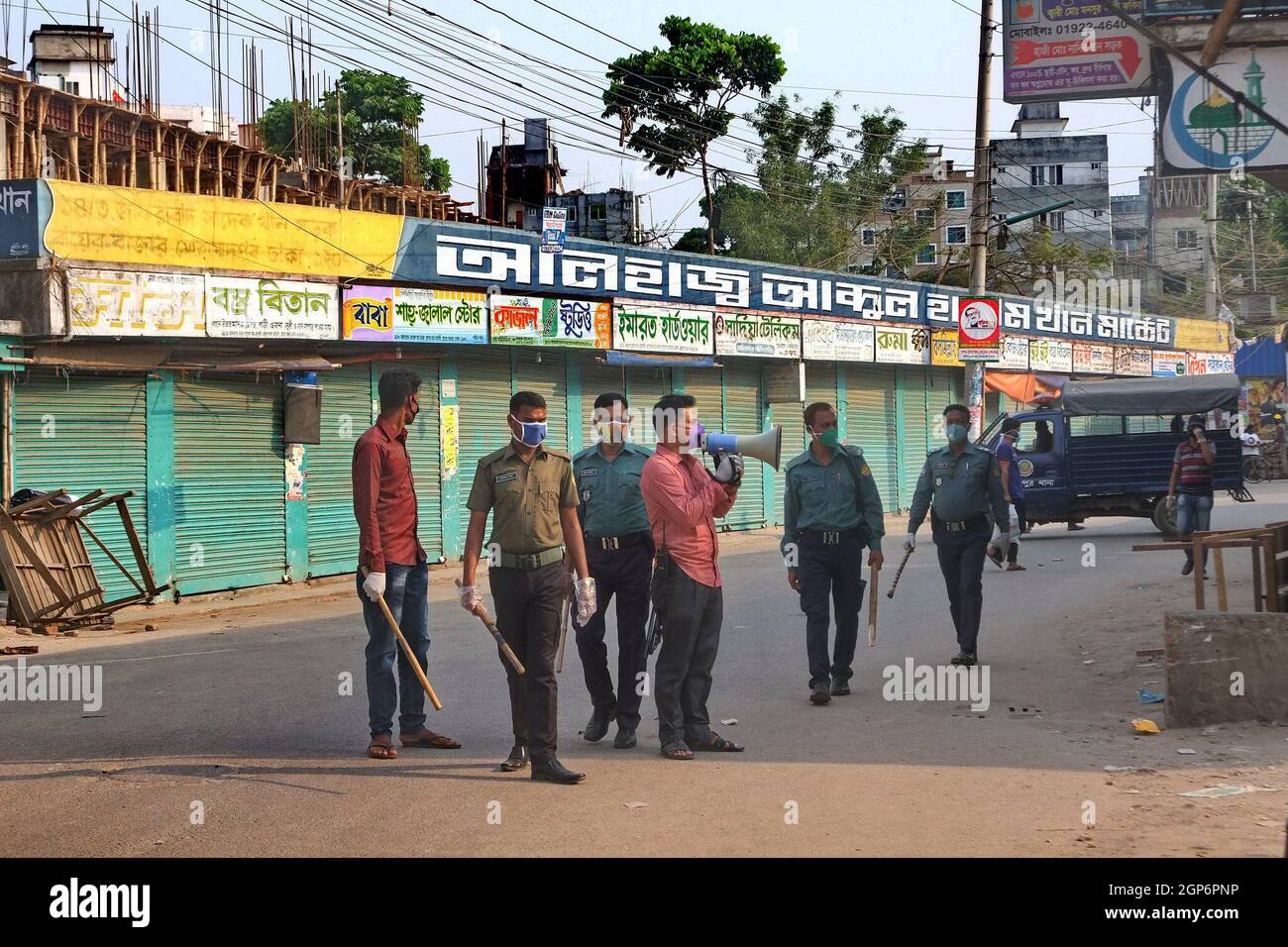 Die Polizei kündigt an, dass Menschen die Straßen während der Sperre räumen sollen. Das Land hatte mehrere Sperren, um die Ausbreitung des Coronavirus einzudämmen. Dhaka, Bangladesch. Stockfoto