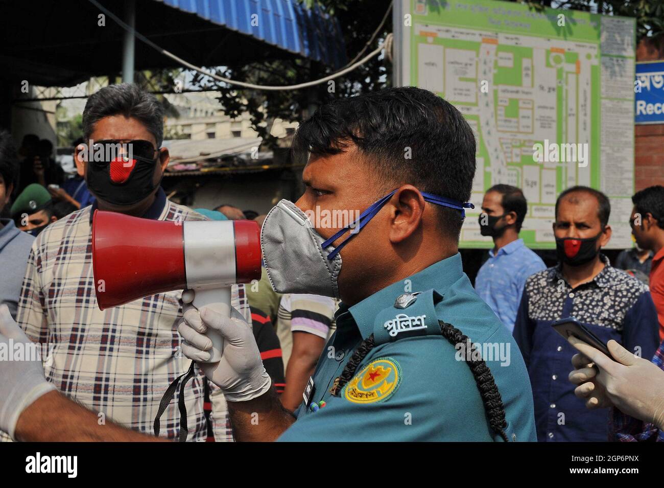 Die Polizei kündigt an, dass Menschen die Straßen während der Sperre räumen sollen. Das Land hatte mehrere Sperren, um die Ausbreitung des Coronavirus einzudämmen. Dhaka, Bangladesch. Stockfoto