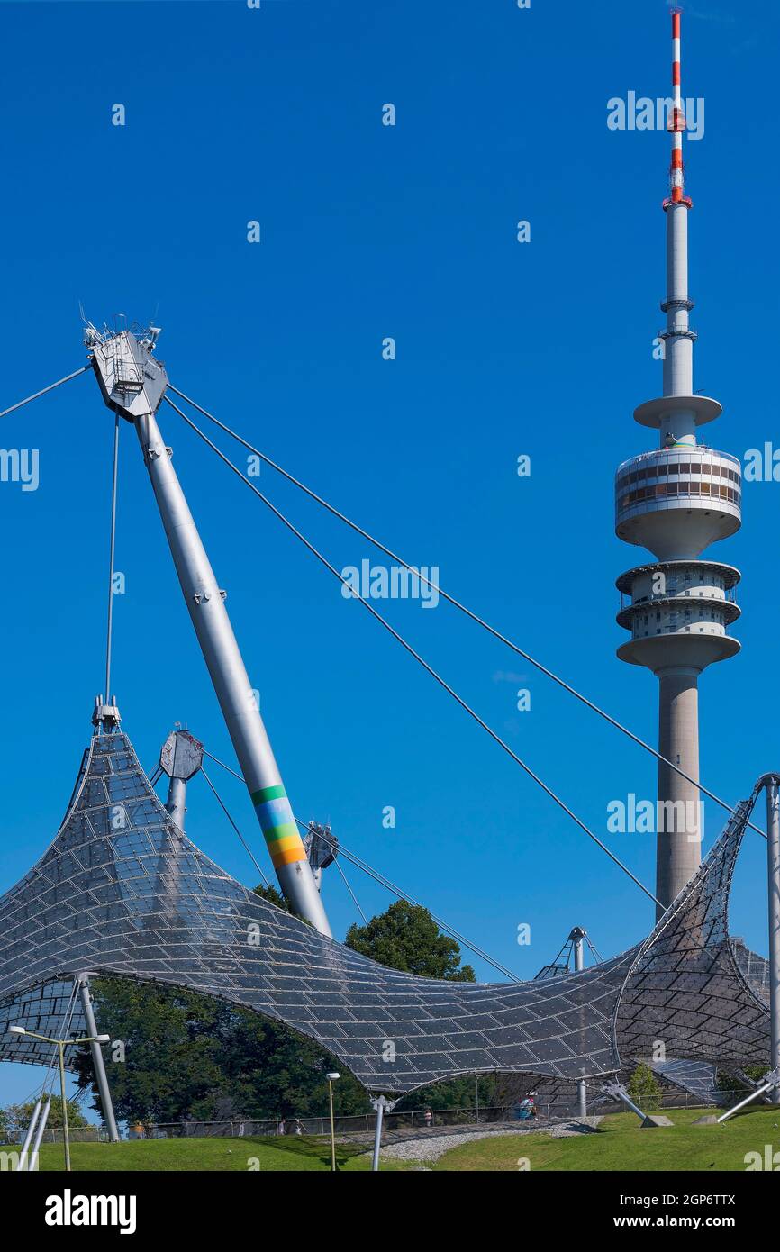 Olympisches Zeltdach und Fernsehturm, München, Oberbayern, Bayern, Deutschland Stockfoto