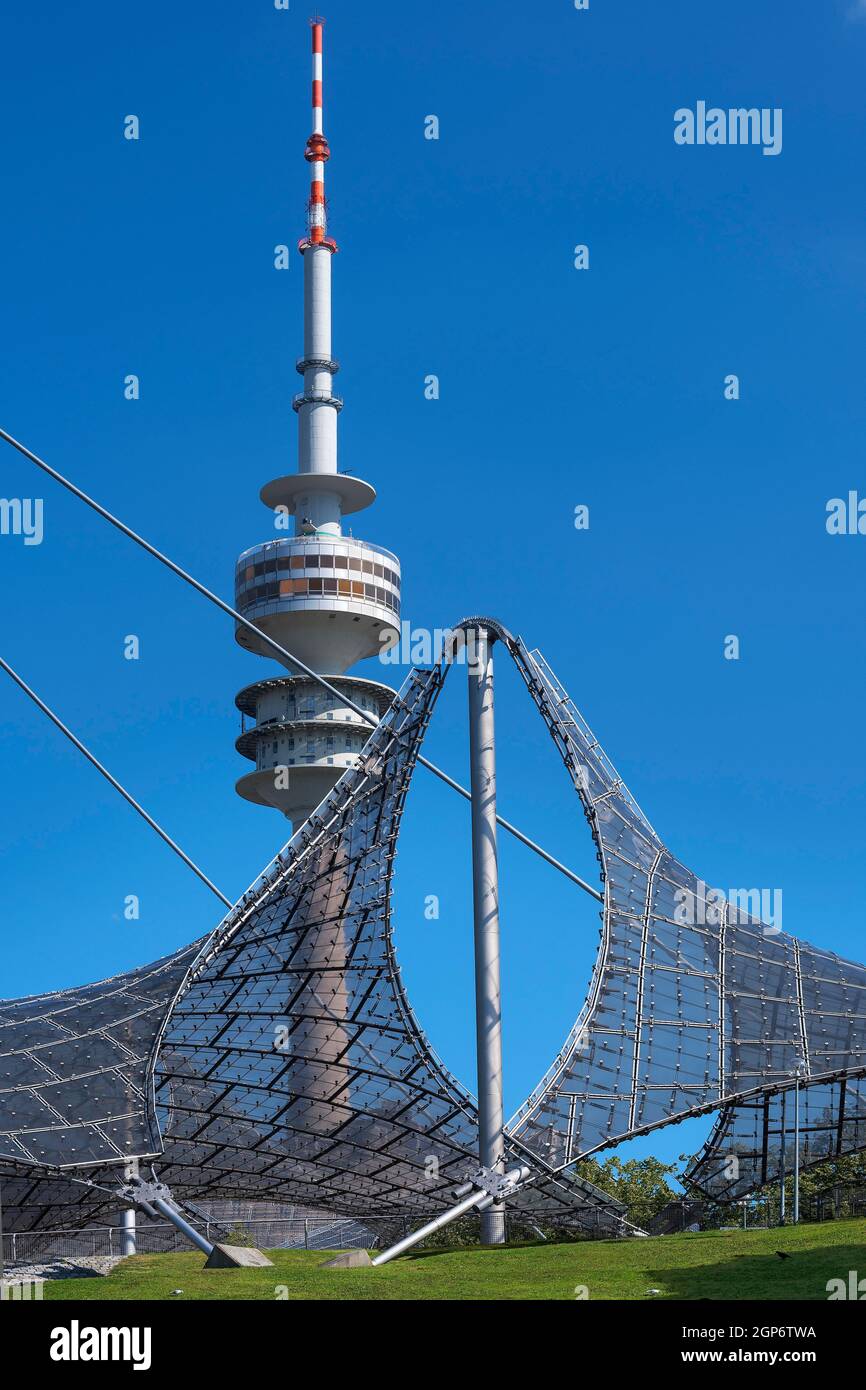 Olympisches Zeltdach und Fernsehturm, München, Oberbayern, Bayern, Deutschland Stockfoto