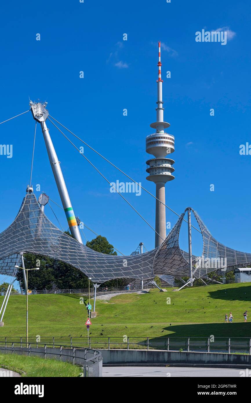 Olympisches Zeltdach und Fernsehturm, München, Oberbayern, Bayern, Deutschland Stockfoto