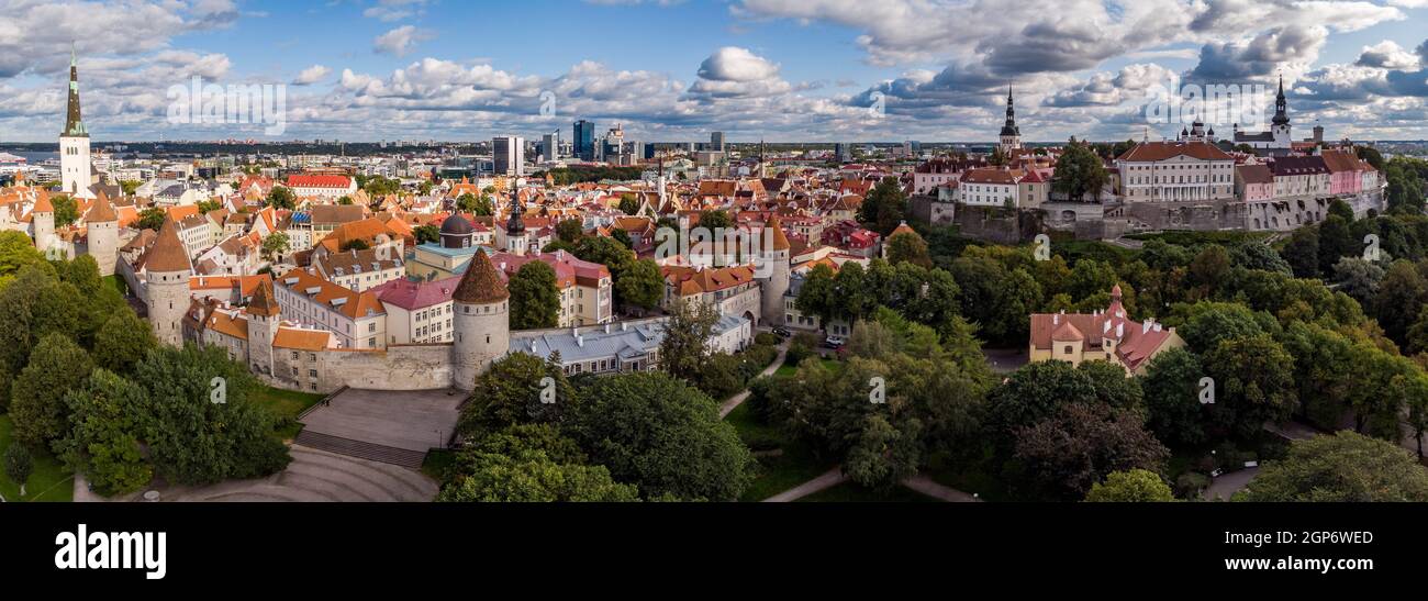 Stadtmauer, Revaler Stadtbefestigung, Tallinna linnamueuer mit Wandtürmen und Olai-Kirche, daneben Regierungssitz Stenbock-Haus, Eesti Stockfoto