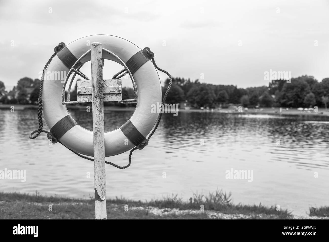 Nahaufnahme einer Sicherheitsboje an einem schwimmenden See, Sommerzeit Stockfoto