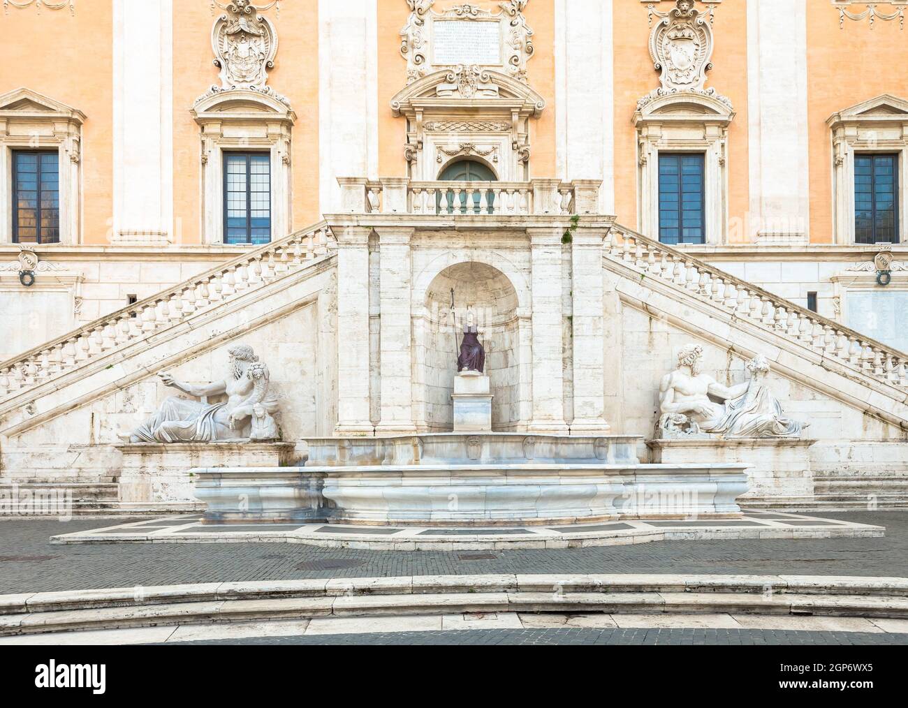 Rom, Italien. Blick auf die Treppe des Palazzo Senatorio, ein Meisterwerk der Renaissance. Seine doppelte Treppenrampe wurde von Michelangelo als Par entworfen Stockfoto