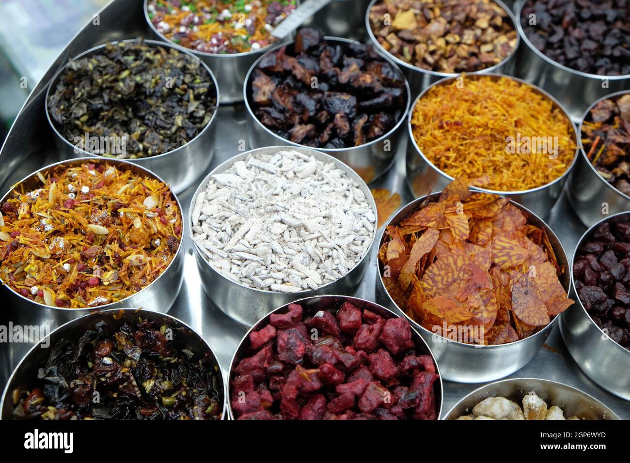 Verschiedene Gewürze und Kräuter in Metall Schalen auf einem Straßenmarkt in Kolkata, Westbengalen, Indien Stockfoto