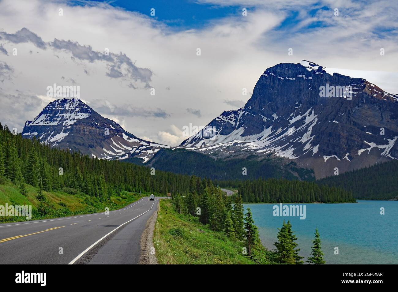 Die Straße führt entlang eines türkisfarbenen Sees, Hochgebirgsschnee, Honeymoon Lake, Icefields Parkway, Banff National Park, Kanada Stockfoto
