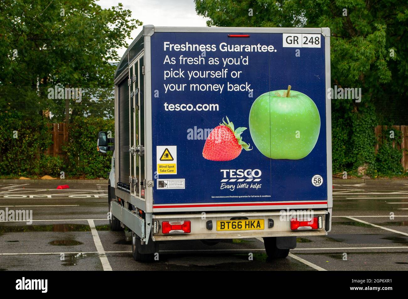 Slough, Großbritannien. September 2021. Tesco-Supermärkte haben gewarnt, dass aufgrund der anhaltenden Probleme in der Lieferkette einige Produkte möglicherweise nicht in ihren Supermärkten in diesem Weihnachten erhältlich sind. Personalmangel aufgrund der Covid-19-Pandemie, unbesetzte Leerstände und ein Mangel an Lkw-Fahrern nach dem Brexit als einige der Probleme, die Unternehmen betreffen. Quelle: Maureen McLean/Alamy Stockfoto