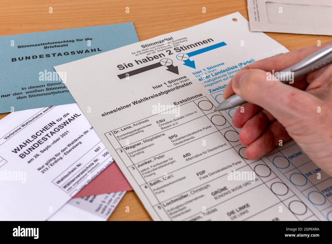 Hand mit Biros über Stimmzettel für die Wahl der Abgeordneten des Deutschen Bundestages am 26.09.2021, Deutschland Stockfoto