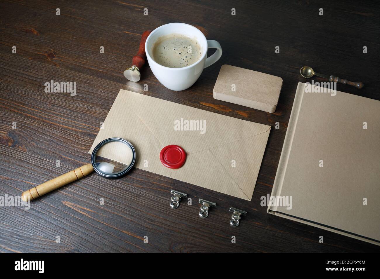 Foto von leeren vintage Schreibwaren Elemente auf Holz Tisch Hintergrund. Reaktionsfreudiges Design. ID-Vorlage. Stockfoto