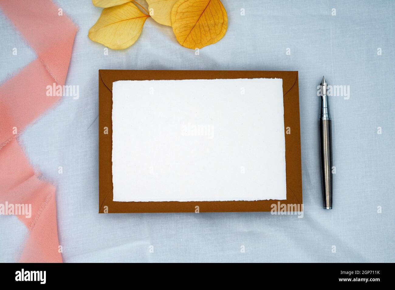 Grußwort, Hochzeit oder Glückwünsche Briefpapier Herbst mockup. Flach liegend, Draufsicht, Kopierbereich. Stockfoto