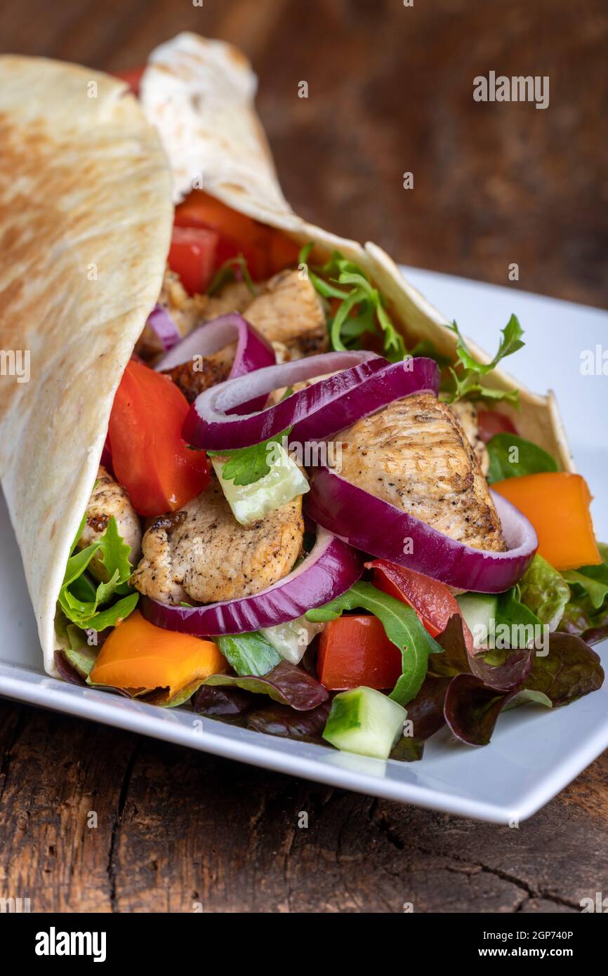 dürüm Sandwich-Wrap auf Holz Stockfoto