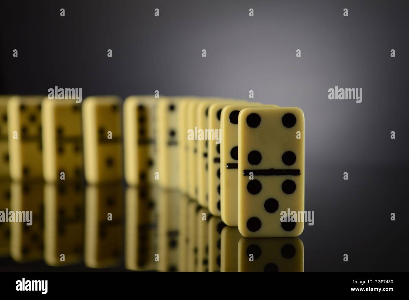 Eine Reihe von Dominosteinen sind vor dem Herbst aufgereiht. Stockfoto