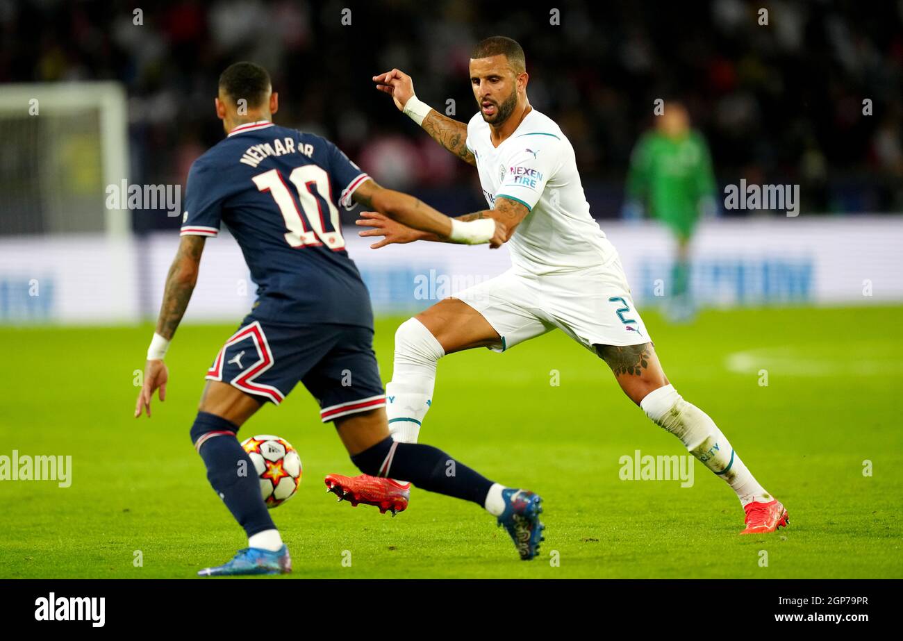 Kyle Walker von Manchester City (rechts) und Neymar von Paris Saint-Germain kämpfen während der UEFA Champions League um den Ball, Gruppe A im Parc des Princes, Paris. Bilddatum: Dienstag, 28. September 2021. Stockfoto