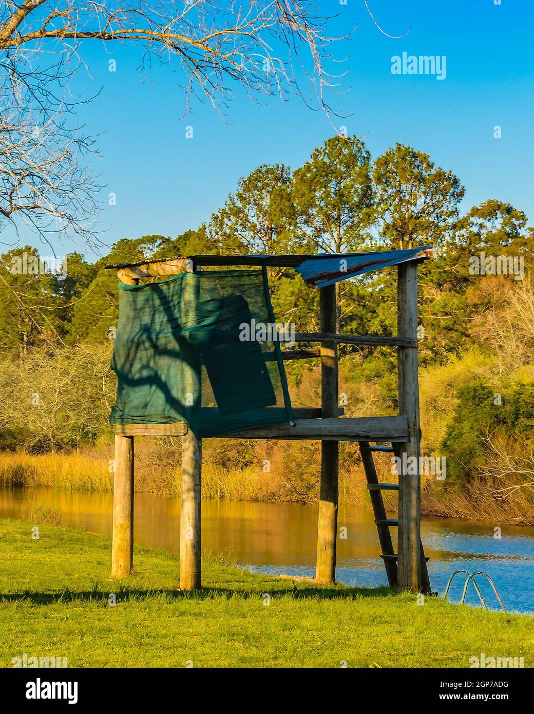 Leerer Park am Flussufer im arequita Nationalpark, lavalleja, uruguay Stockfoto