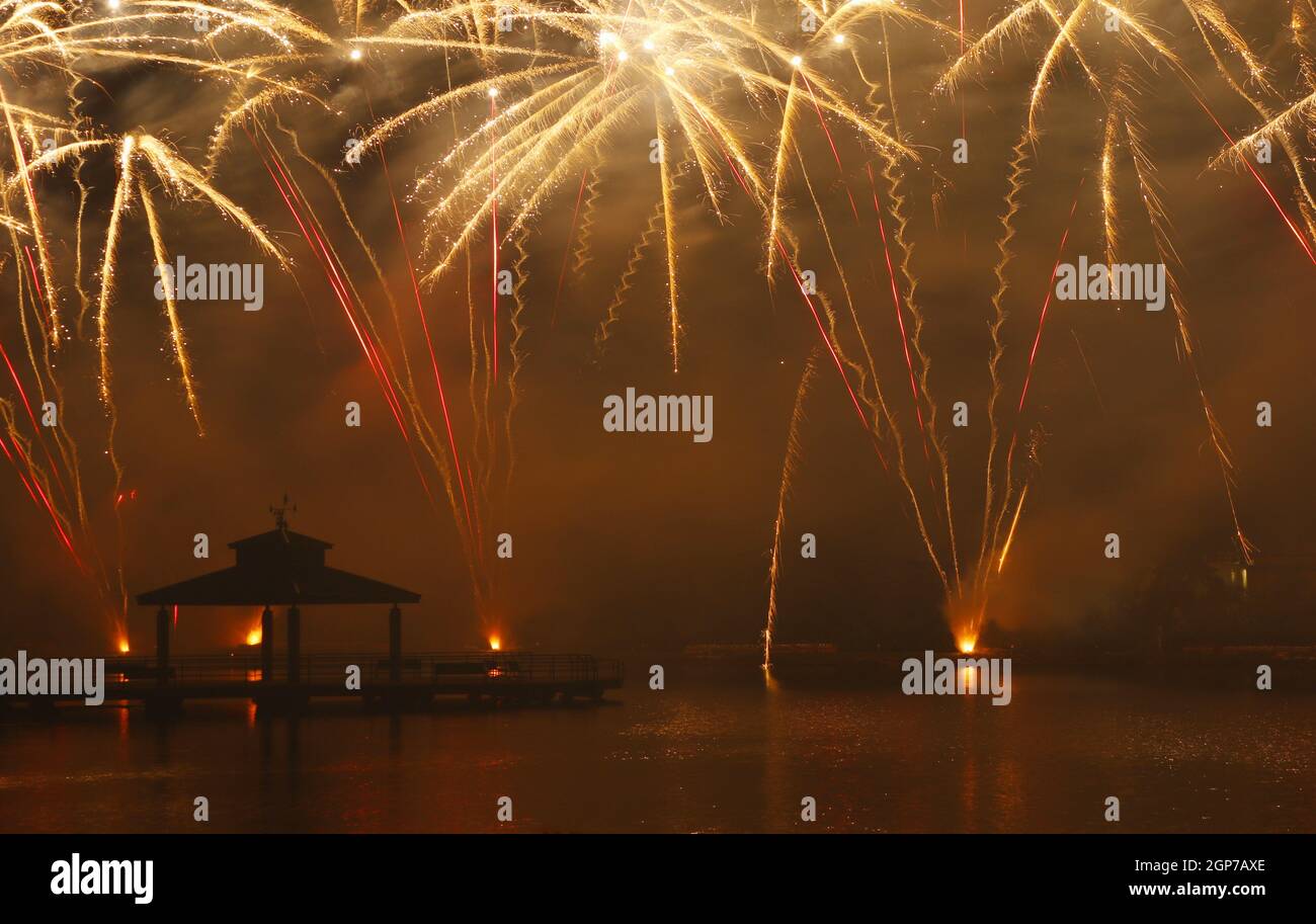 Feuerwerk im Delco Park. Fischerpier und Pavillon Silhouette im