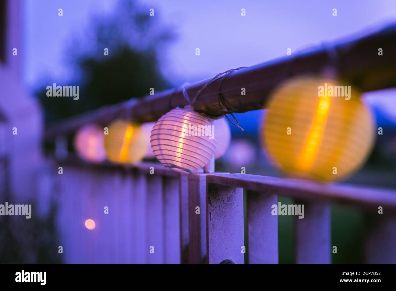 Bunte Lampions außerhalb, Twilight Hour, Garden Party Stockfoto