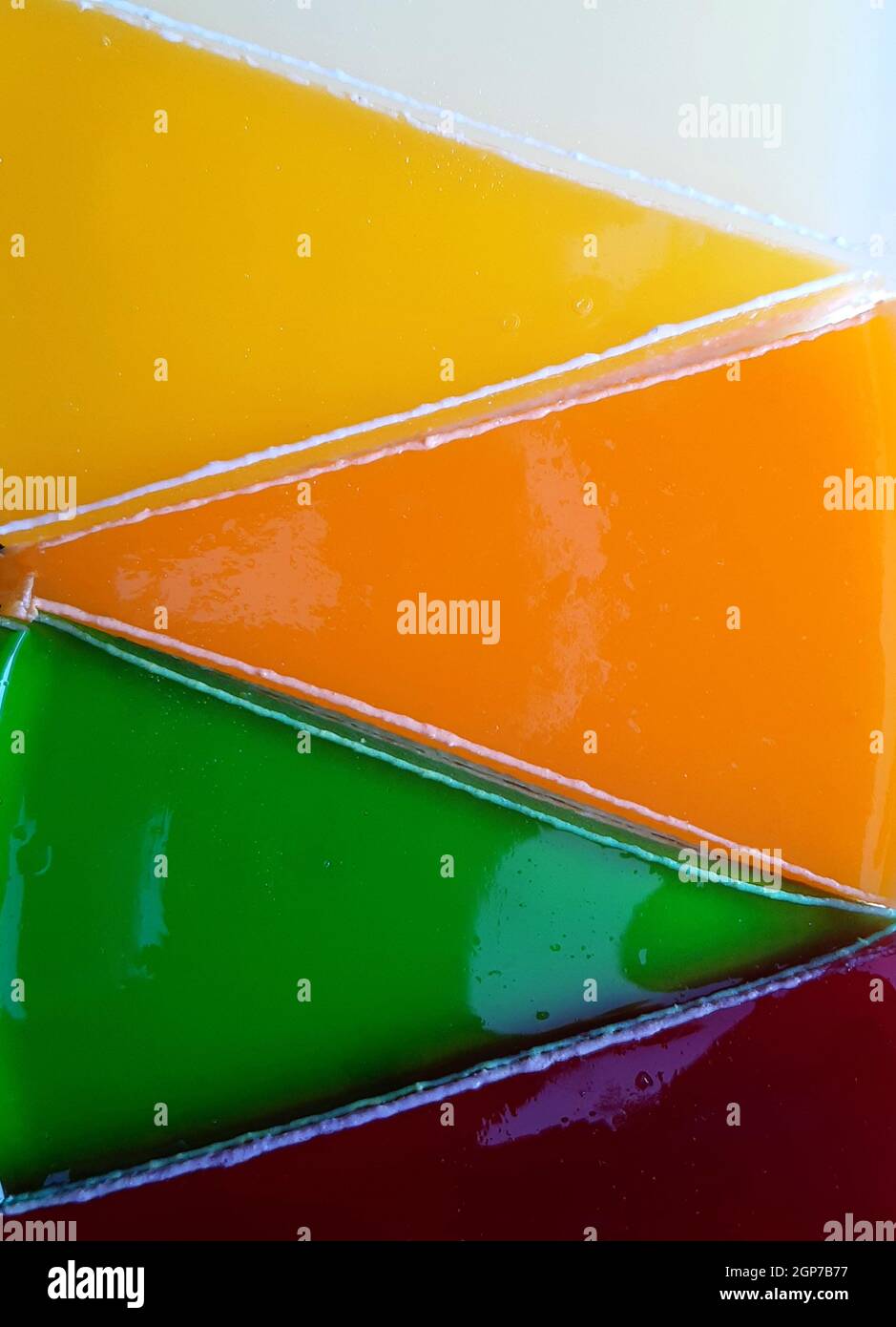 Bunte dreieckige Käsekuchen in einer Schachtel. Stockfoto