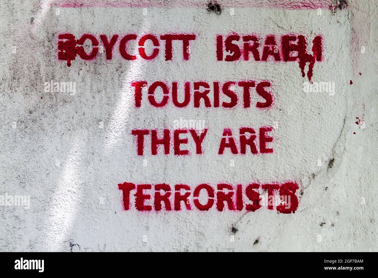 MALE, MALEDIVEN - 11. JULI 2016: Israelische Touristen werden durch Schreiben boykottiert, sie sind Terroristen an einer Mauer in Male, Malediven. Stockfoto